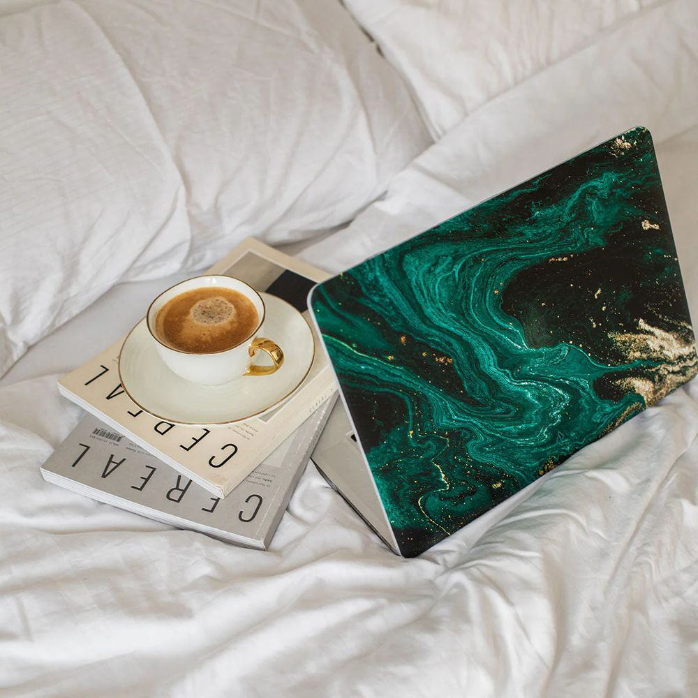Ekskluzywne etui Burga Emerald Pool Tough do laptopa Macbook Air 13.6 z procesorem M3 / M2, wielokolorowy morski